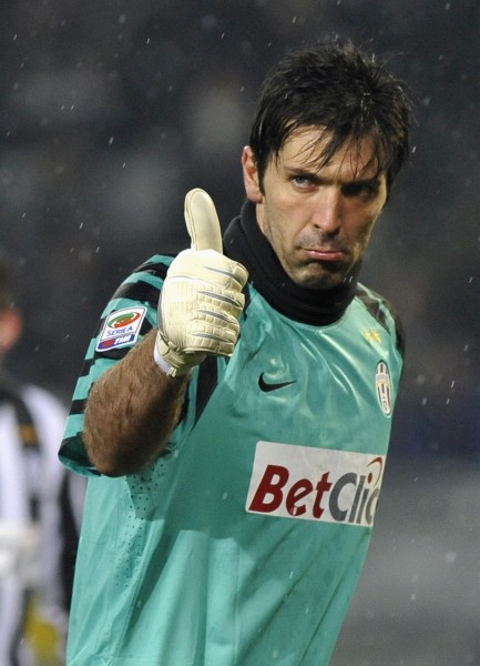 中锋市场暗流涌动！绿军尼克斯扎堆询价理查德，太阳面临留放两难抉择